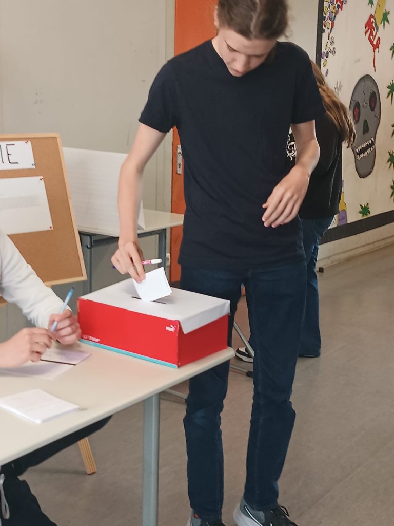 Młodzi Głosują w SPK Frankfurt: Żywa Lekcja Demokracji